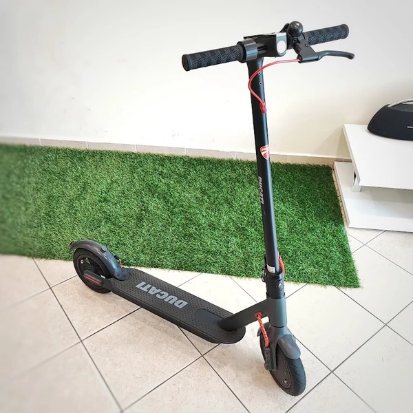 Ducati Pro I EVO elektromos roller - 36V - 350W - 8,8 Ah